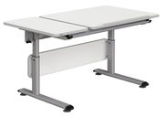 Moderner höhenverstellbarer Schreibtisch mit zwei weißen Tischplatten und grauem Metallgestell, seitliche Perspektive