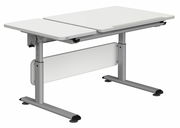 Moderner höhenverstellbarer Schreibtisch mit zwei weißen Tischplatten und grauem Metallgestell, seitliche Perspektive