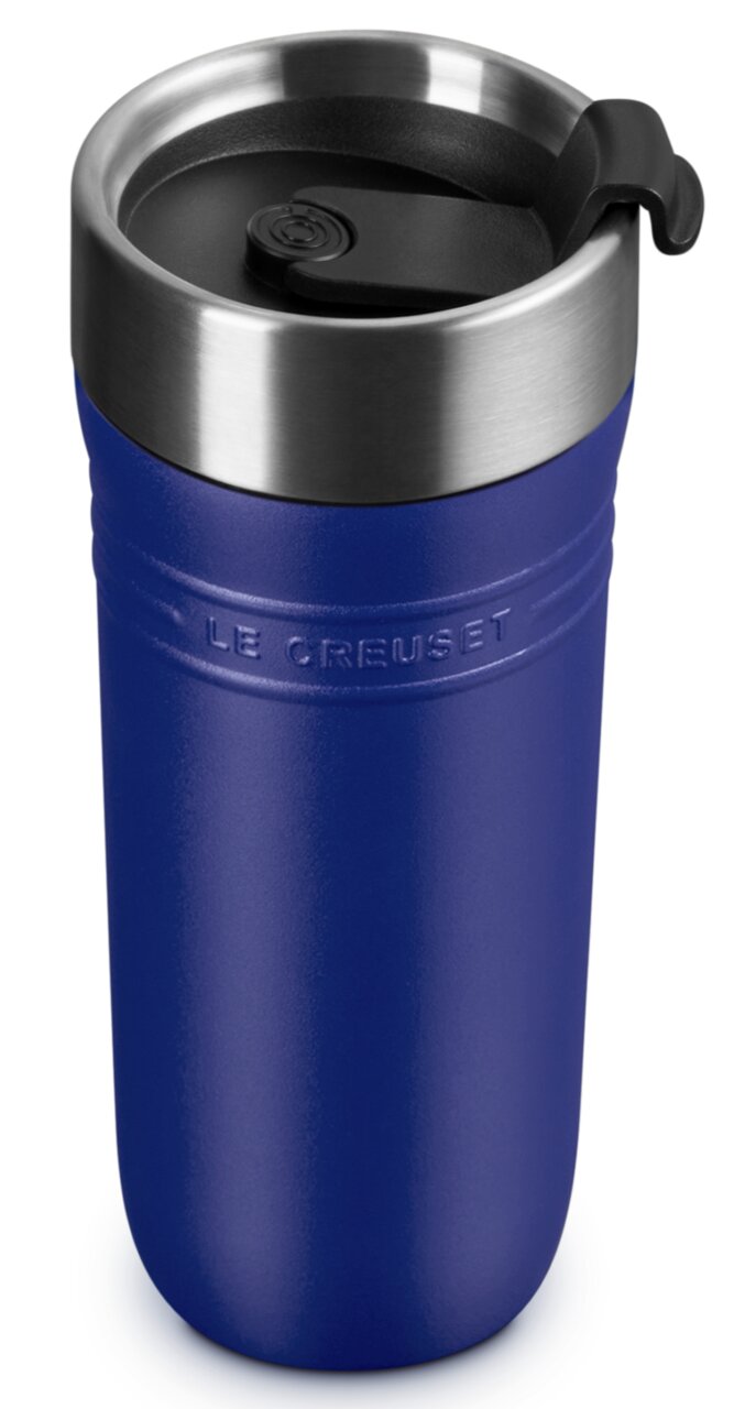 Blauer Thermobecher 350ml mit Edelstahlrand und schwarzem Deckel, seitliche Ansicht