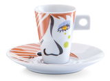 Espresso-Tasse mit Untertasse, künstlerisches Design mit Gesichtsmotiv, seitliche Perspektive