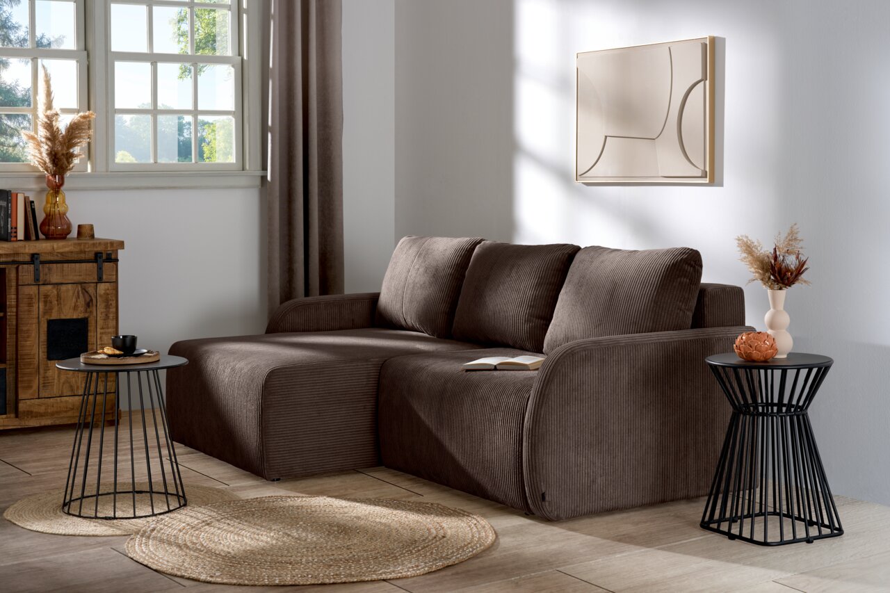 Gemütliche braune Rundecke in einem modernen Wohnzimmer, seitliche Perspektive.