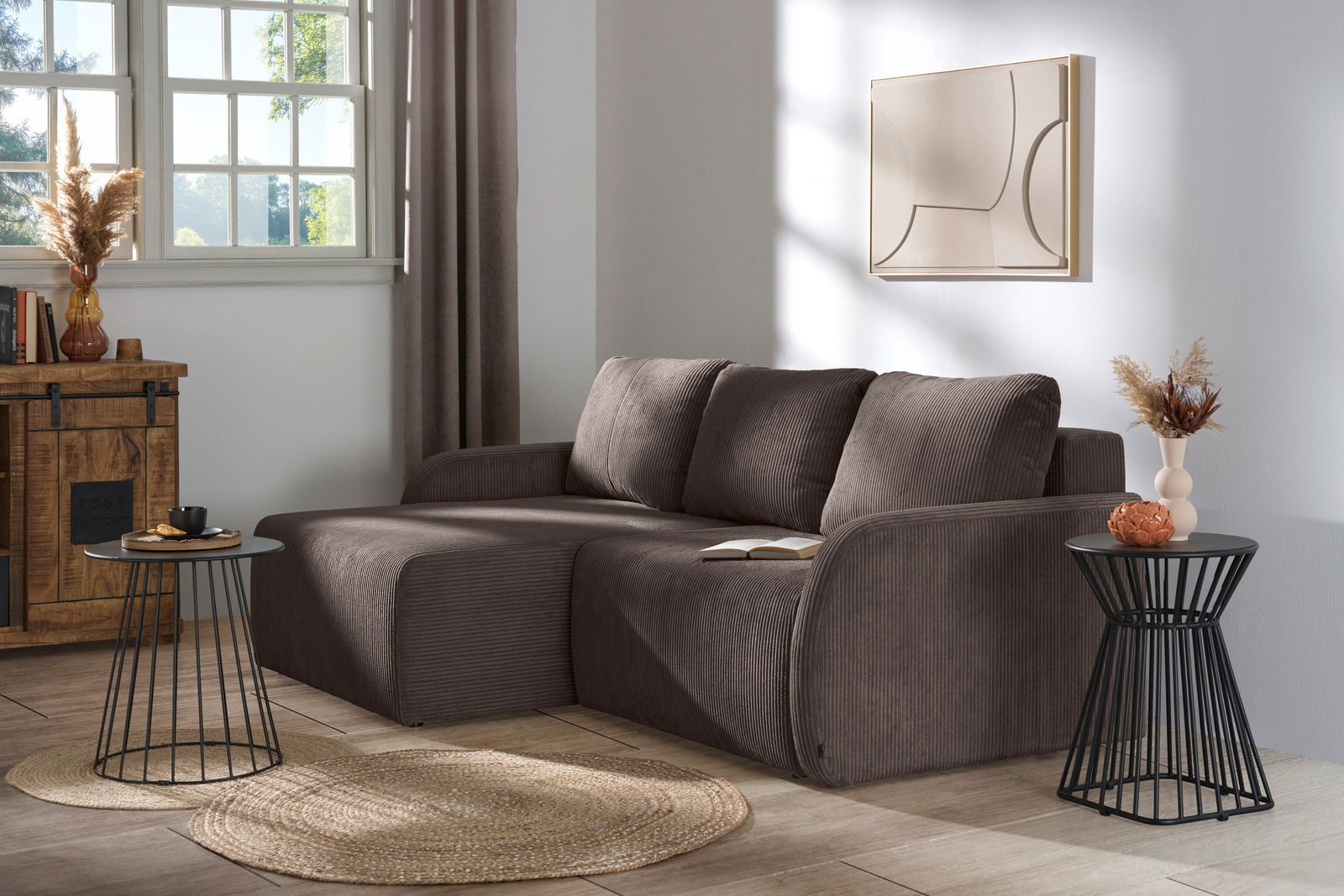 Gemütliche braune Rundecke in einem modernen Wohnzimmer, seitliche Perspektive.