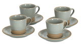 Vier graue Espressotassen mit Untertassen aus Keramik, seitliche Perspektive