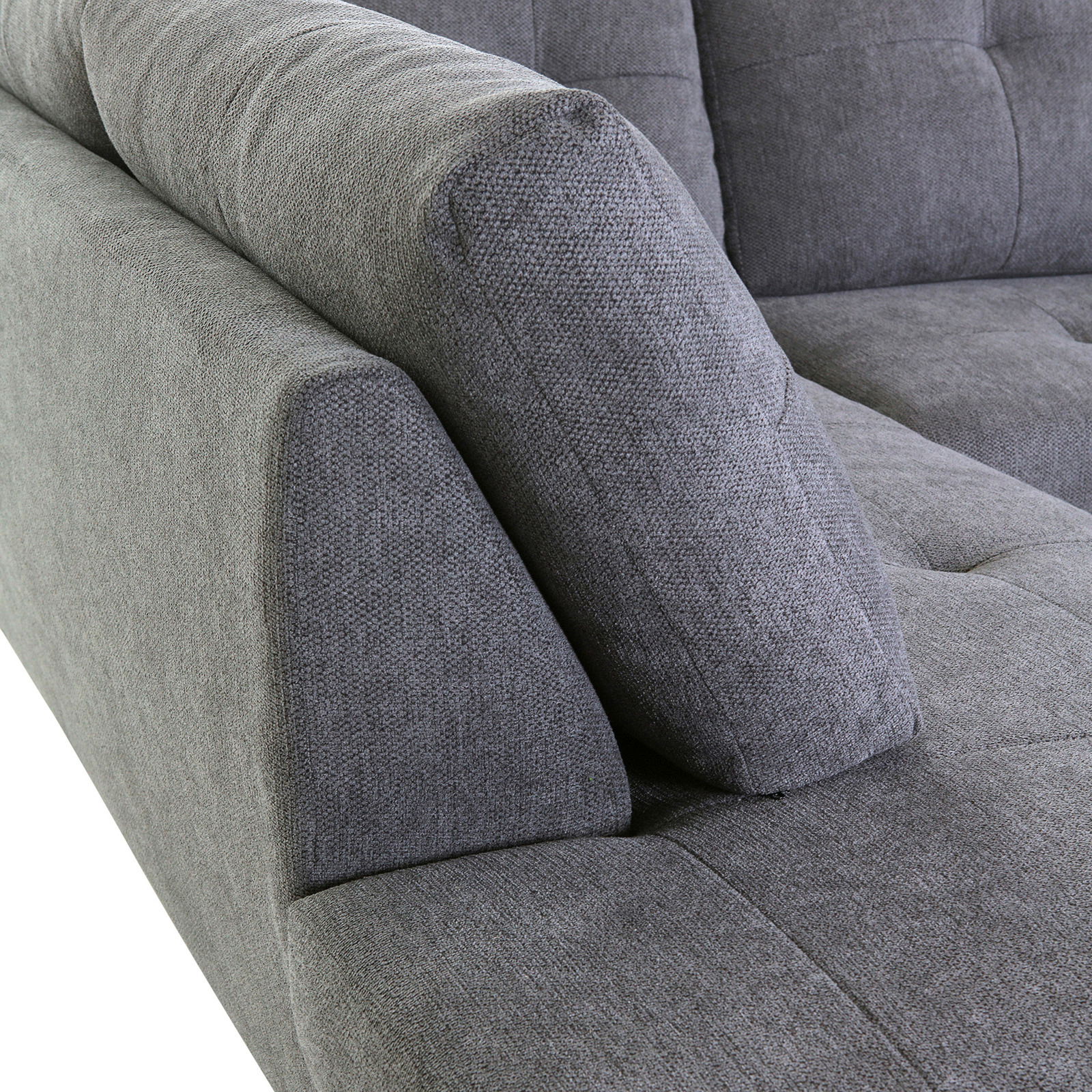Graues Ecksofa MAURIS mit weicher Polsterung, Nahaufnahme der Armlehne und Sitzfläche aus seitlicher Perspektive.