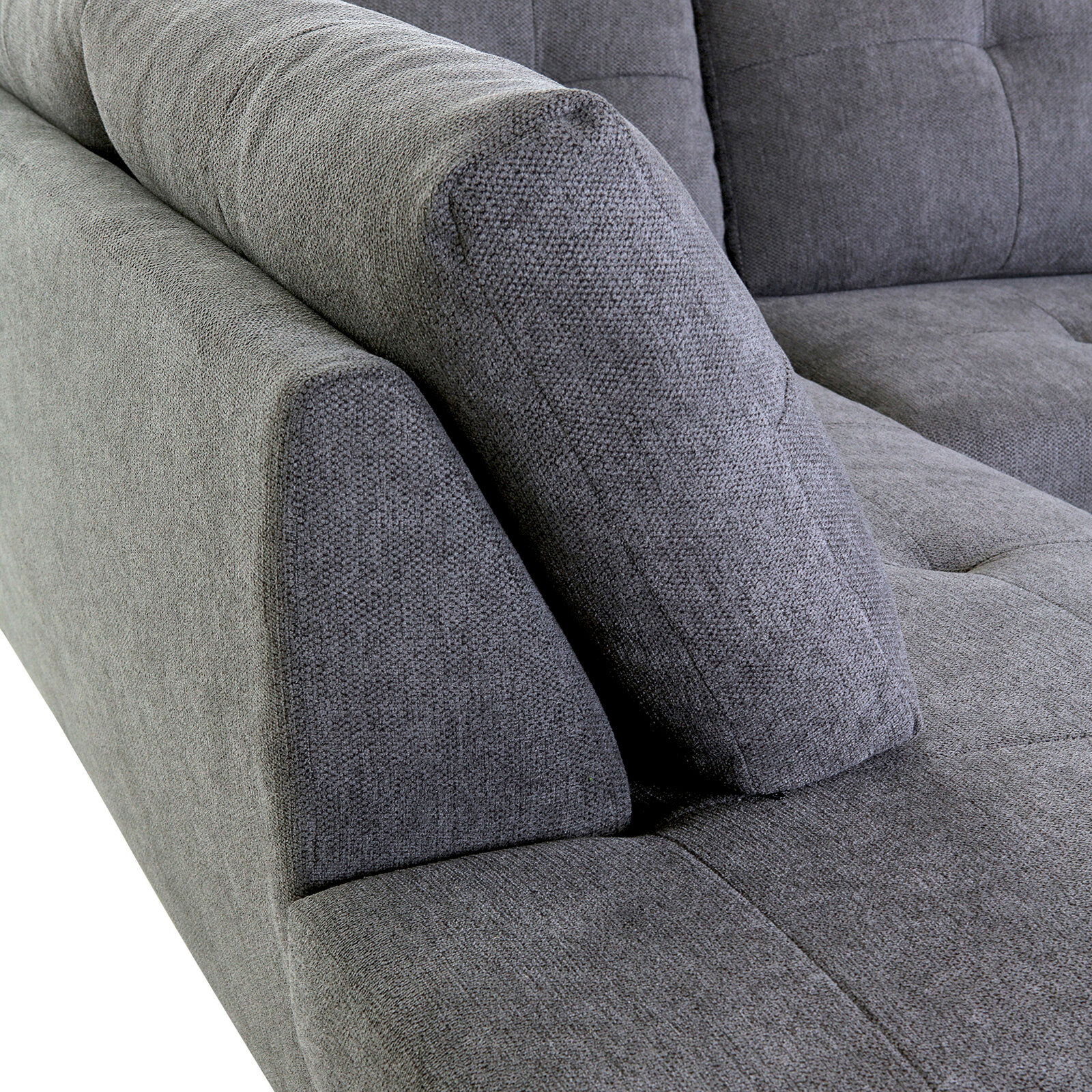 Graues Ecksofa MAURIS mit weicher Polsterung, Nahaufnahme der Armlehne und Sitzfläche aus seitlicher Perspektive.