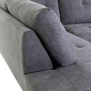 Graues Ecksofa MAURIS mit weicher Polsterung, Nahaufnahme der Armlehne und Sitzfläche aus seitlicher Perspektive.