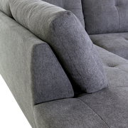 Graues Ecksofa MAURIS mit weicher Polsterung, Nahaufnahme der Armlehne und Sitzfläche aus seitlicher Perspektive.