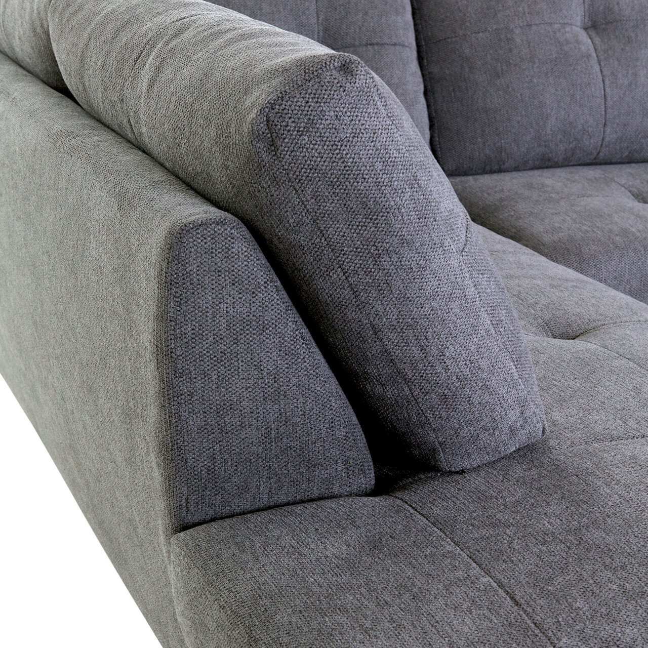 Graues Ecksofa MAURIS mit weicher Polsterung, Nahaufnahme der Armlehne und Sitzfläche aus seitlicher Perspektive.