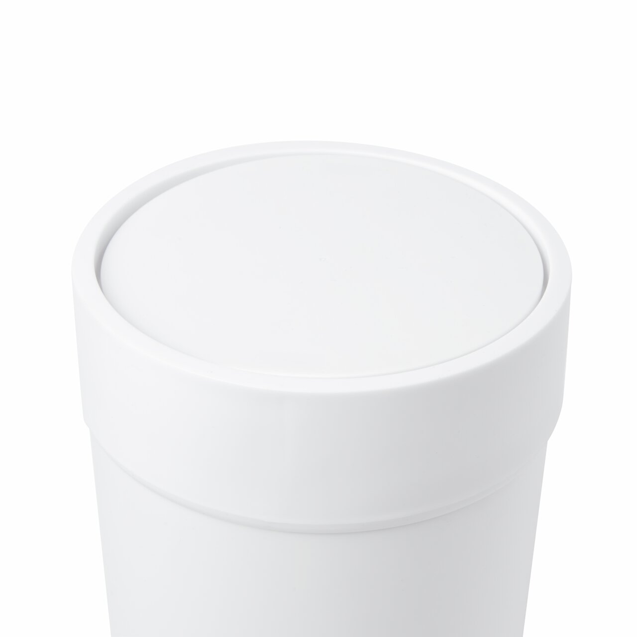 Weißer Mülleimer mit Deckel, Nahaufnahme von oben