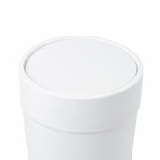 Witte vuilnisbak met deksel, close-up van bovenaf