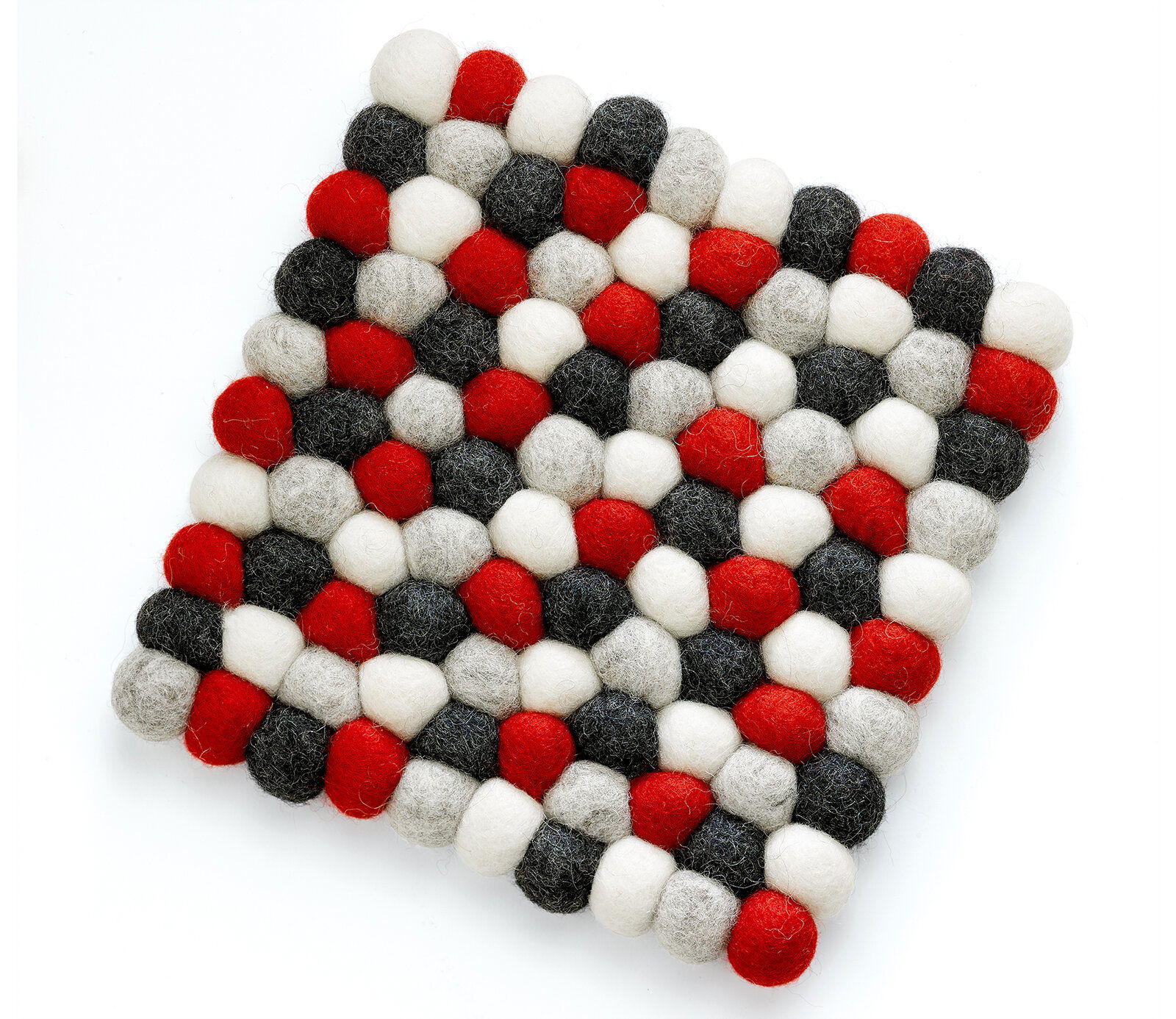 Quadratischer Untersetzer aus Filzkugeln in Rot, Weiß und Grau, von oben betrachtet.