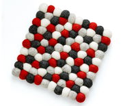 Quadratischer Untersetzer aus Filzkugeln in Rot, Weiß und Grau, von oben betrachtet.