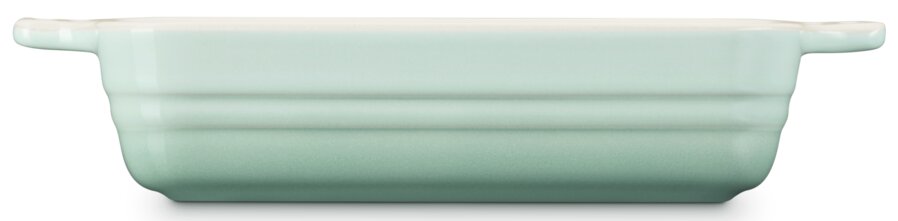 Mintgrüne rechteckige Auflaufform aus Keramik mit Griffen, Seitenansicht auf weißem Hintergrund