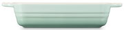 Mintgrüne rechteckige Auflaufform aus Keramik mit Griffen, Seitenansicht auf weißem Hintergrund