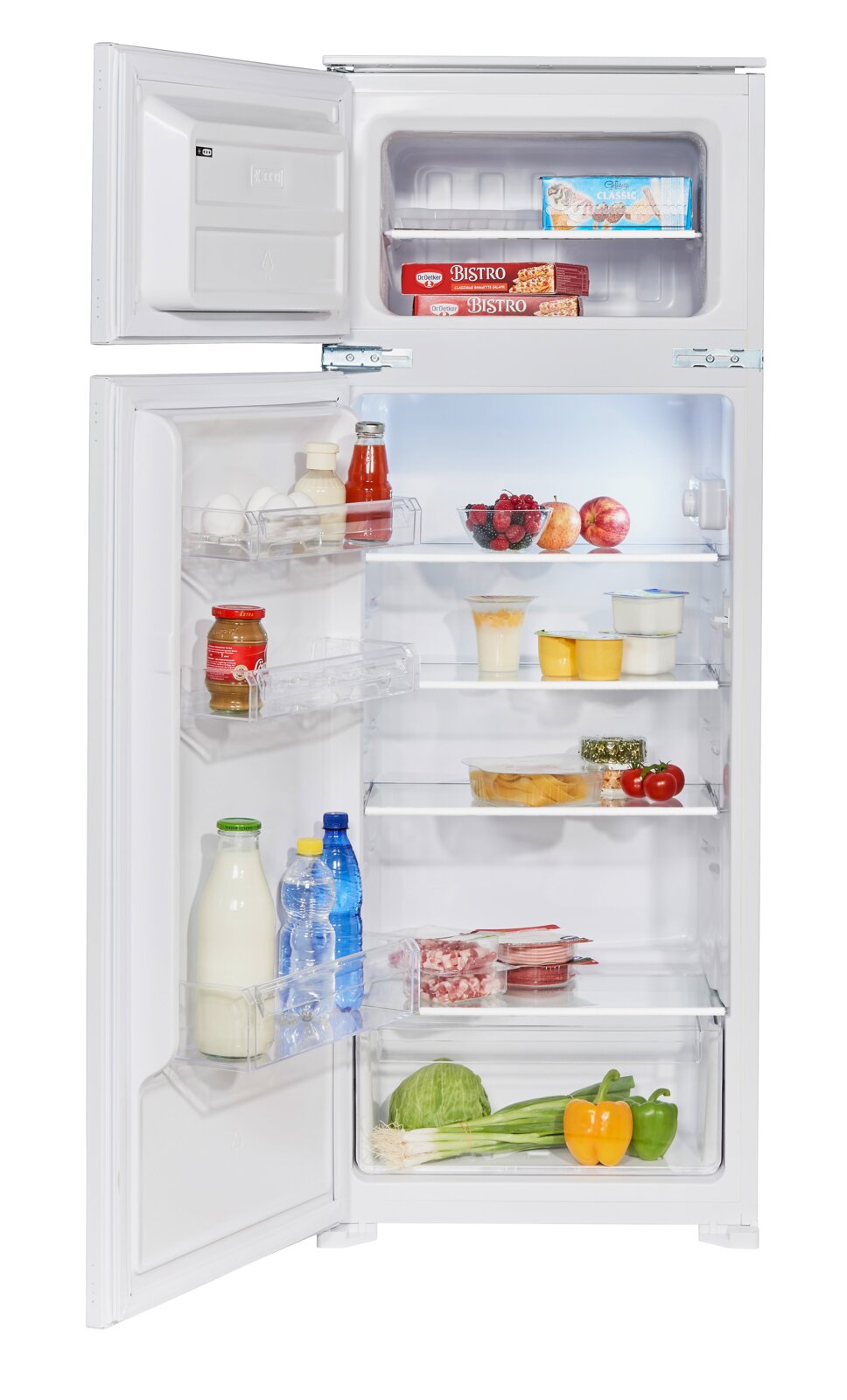 PKM Einbau Kühl-/Gefrierkombi GK225.4EEBN Offener weißer Kühlschrank mit Gefrierfach oben, gefüllt mit Lebensmitteln (Milch, Eier, Obst, Joghurt, Gemüse) – Frontansicht leicht von links