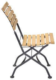 Seitenansicht eines klappbaren Gartenstuhls mit Holzlatten und Metallrahmen.
