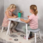 Zwei kleine Mädchen malen an einem hellblauen Kinder-Tischset mit zwei passenden Bänken; auf dem Tisch steht ein grüner Becher mit Buntstiften, Seitenansicht in leicht schräger Perspektive.