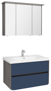 Badezimmerkombination bestehend aus einem dreitürigen Spiegelschrank und einem Waschbeckenunterschrank mit zwei Schubladen in blauer Farbe, seitliche Perspektive.