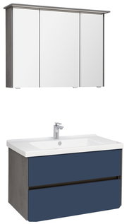 Badezimmerkombination bestehend aus einem dreitürigen Spiegelschrank und einem Waschbeckenunterschrank mit zwei Schubladen in blauer Farbe, seitliche Perspektive.