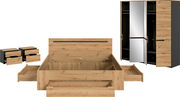 Schlafzimmermöbel-Set in Eiche-Optik mit Bettgestell und ausziehbaren Bettkästen sowie Kleiderschrank mit Spiegel- und Holztüren, frontale Perspektive