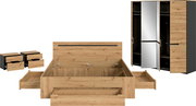 Schlafzimmermöbel-Set in Eiche-Optik mit Bettgestell und ausziehbaren Bettkästen sowie Kleiderschrank mit Spiegel- und Holztüren, frontale Perspektive