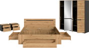 Schlafzimmermöbel-Set in Eiche-Optik mit Bettgestell und ausziehbaren Bettkästen sowie Kleiderschrank mit Spiegel- und Holztüren, frontale Perspektive