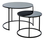 Zweier-Set von runden Couchtischen mit schwarzer Glasplatte und Metallgestell, seitliche Perspektive