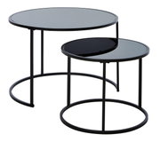 Set van twee ronde salontafels met een zwart glazen blad en een metalen onderstel, zijaanzicht