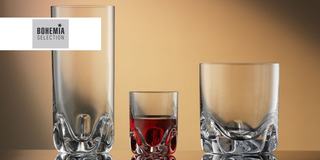 Drei elegante Trinkgefäße aus Glas vor einem warmen Hintergrund. Logo zeigt Bohemia Selection