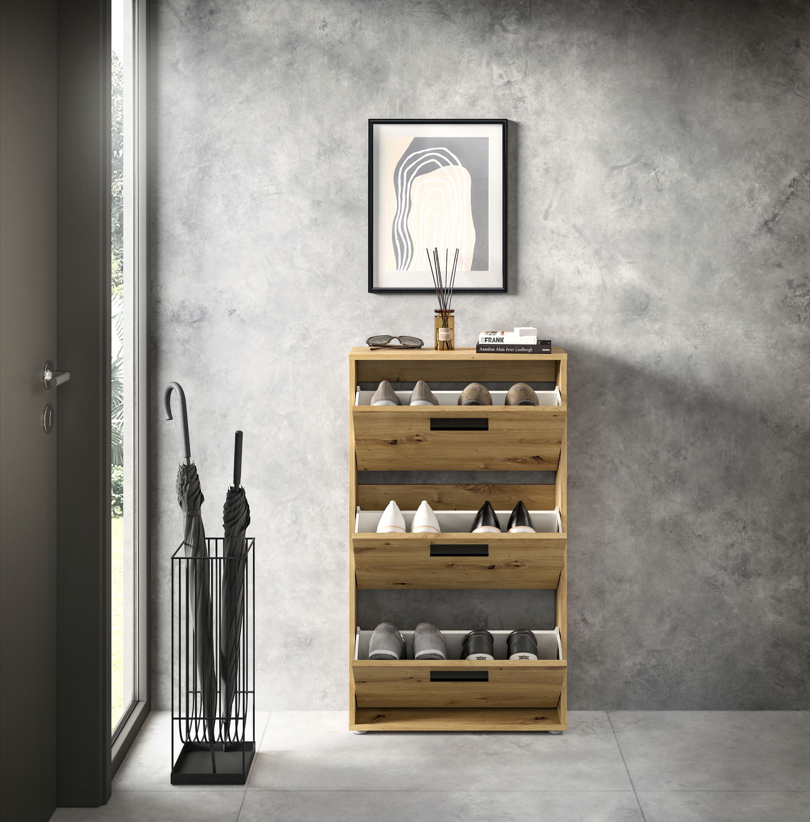 Schuhkipper aus Holz mit drei Klappen, frontal fotografiert, in einem modernen Flur mit grauer Wand und Regenschirmständer.