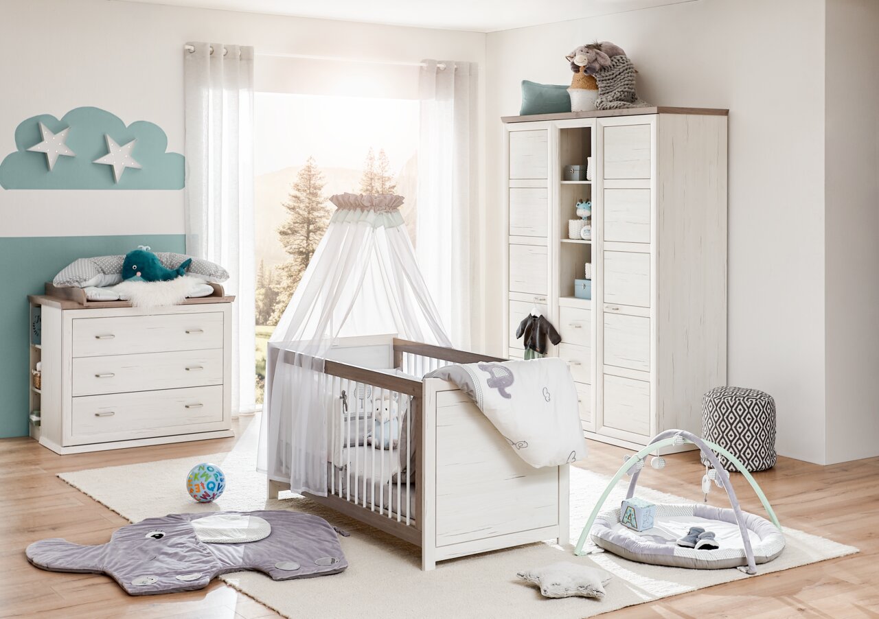 MyBaby Standregal hoch CAMRON Helles Kinderzimmer mit einem weißen Kinderbett mit Baldachin, einer Kommode mit Wickelaufsatz und einem hohen Schrank. Die Perspektive zeigt den Raum von vorne mit Blick auf das Fenster im Hintergrund.