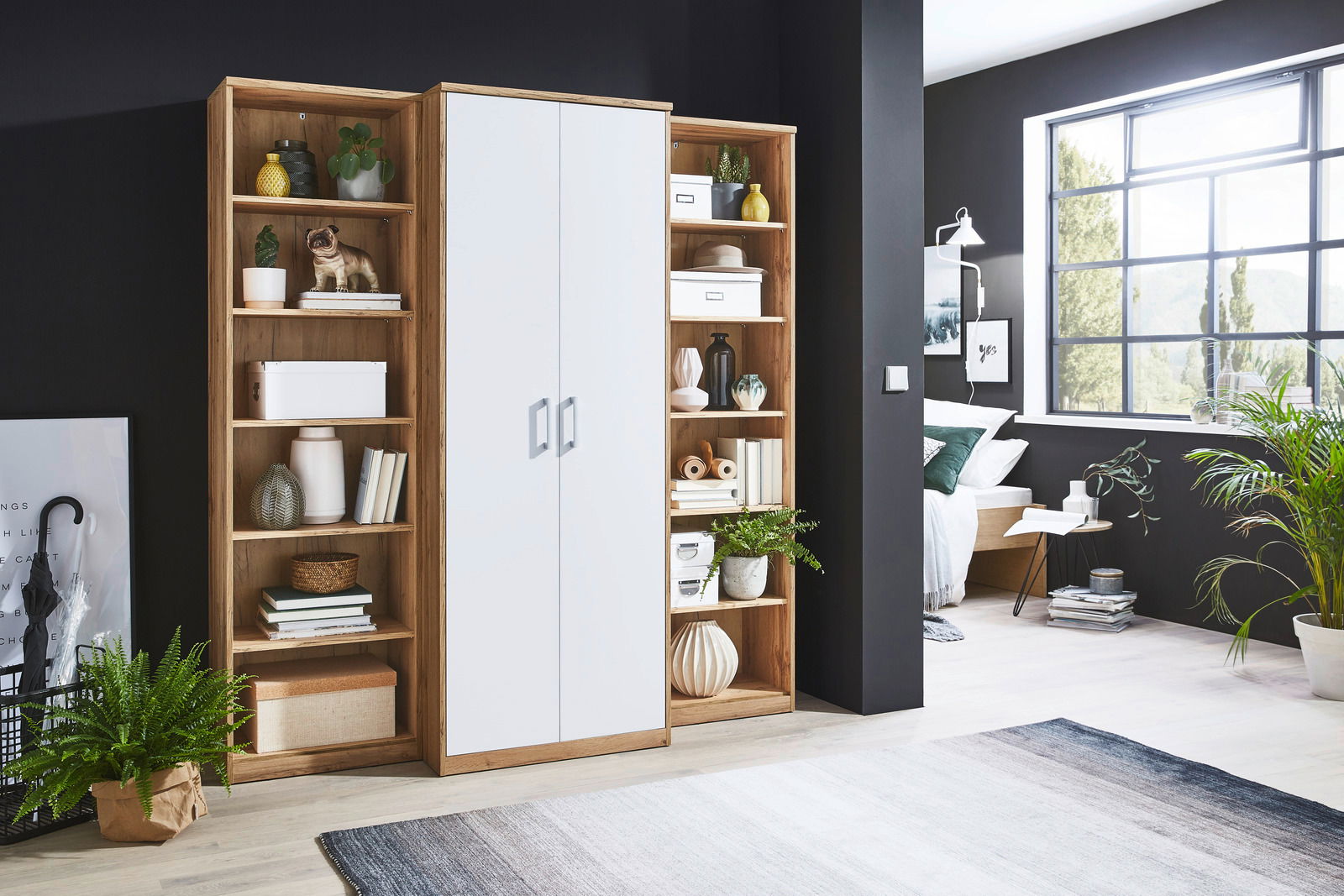 Moderne Schrankwand mit zwei weißen Türen und offenen Regalen in einem stilvollen Raum, seitliche Perspektive.