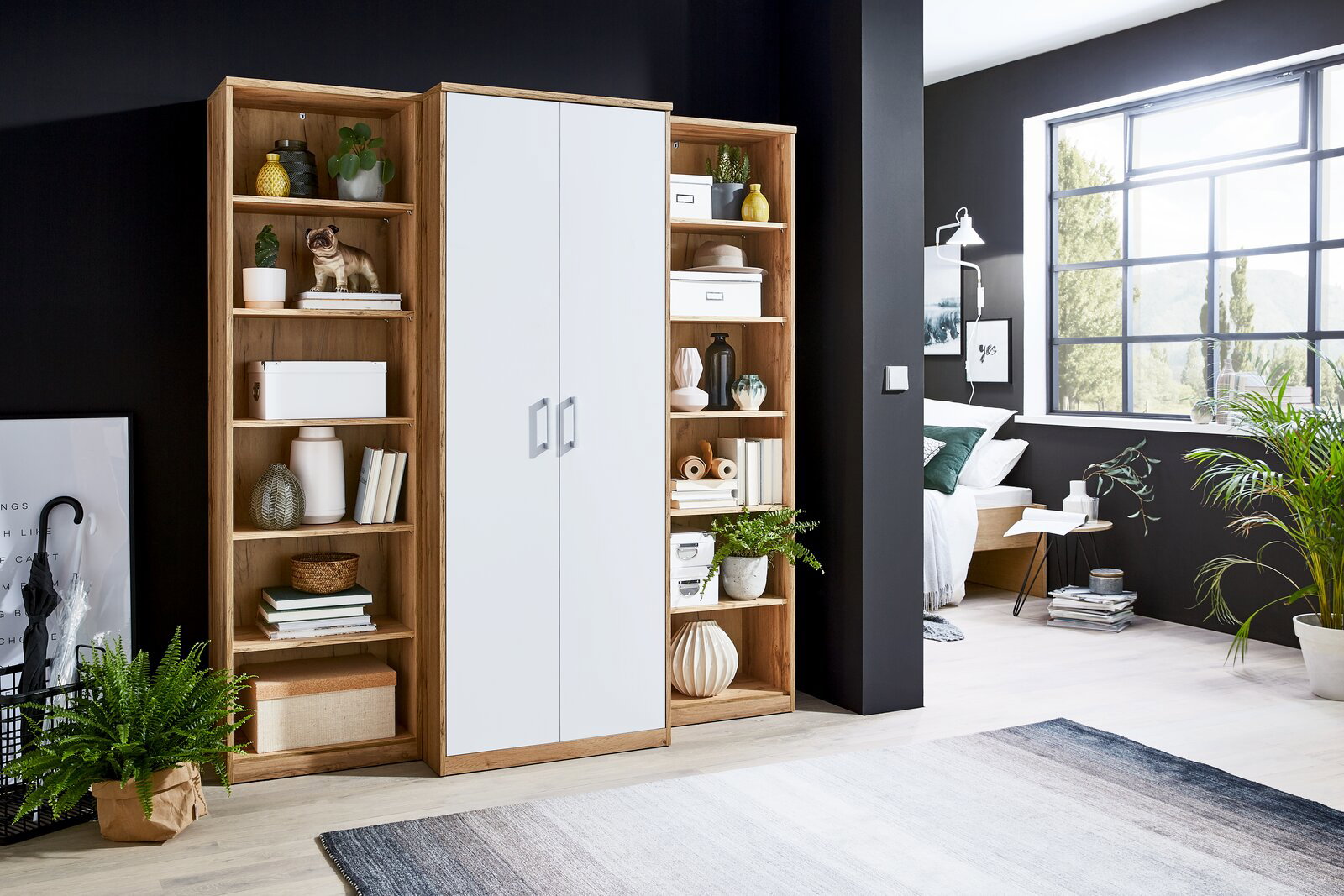 Moderne Schrankwand mit zwei weißen Türen und offenen Regalen in einem stilvollen Raum, seitliche Perspektive.