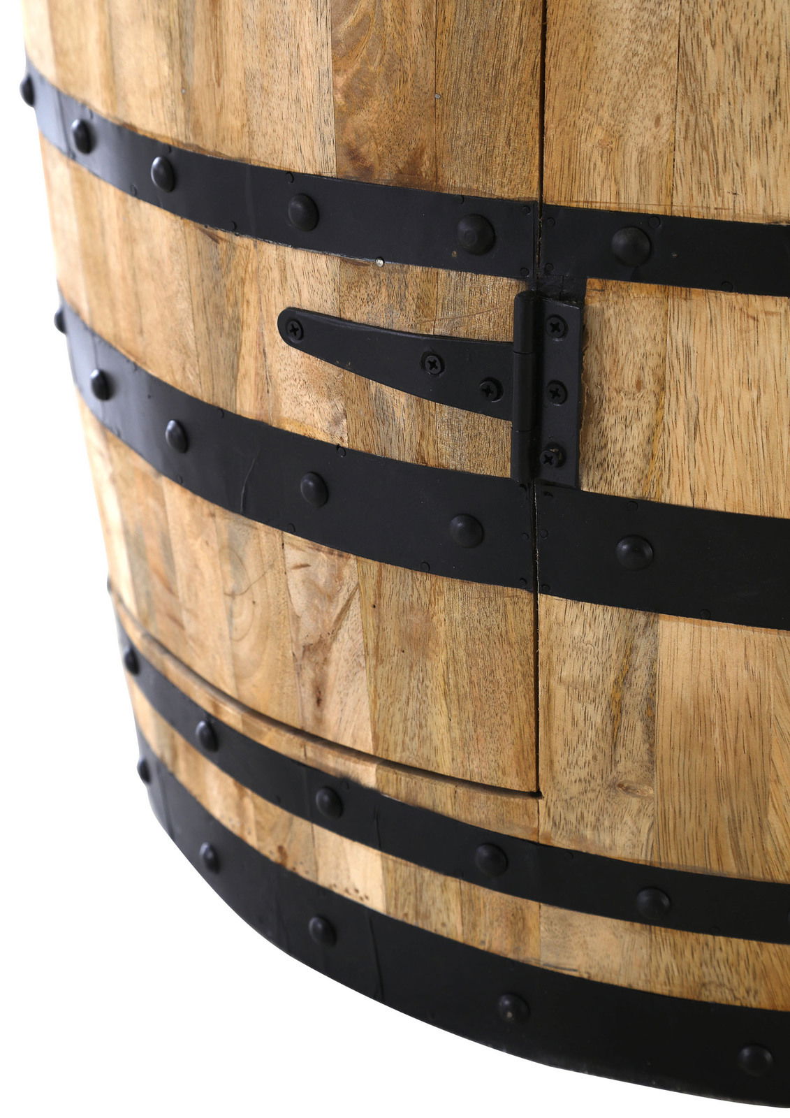 Nahaufnahme eines hölzernen Bar-Fasses mit schwarzen Metallbändern und Scharnieren, seitliche Perspektive