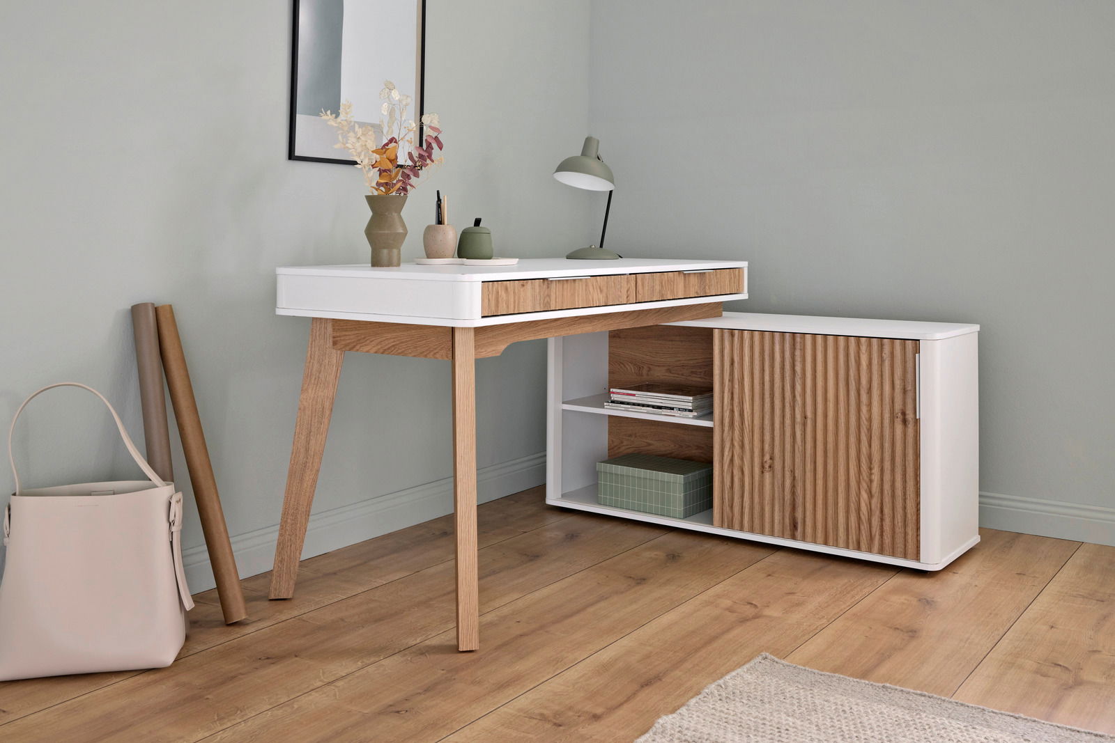 Moderner Eck-Schreibtisch mit Anbau in Holzoptik und weißen Akzenten, seitliche Perspektive