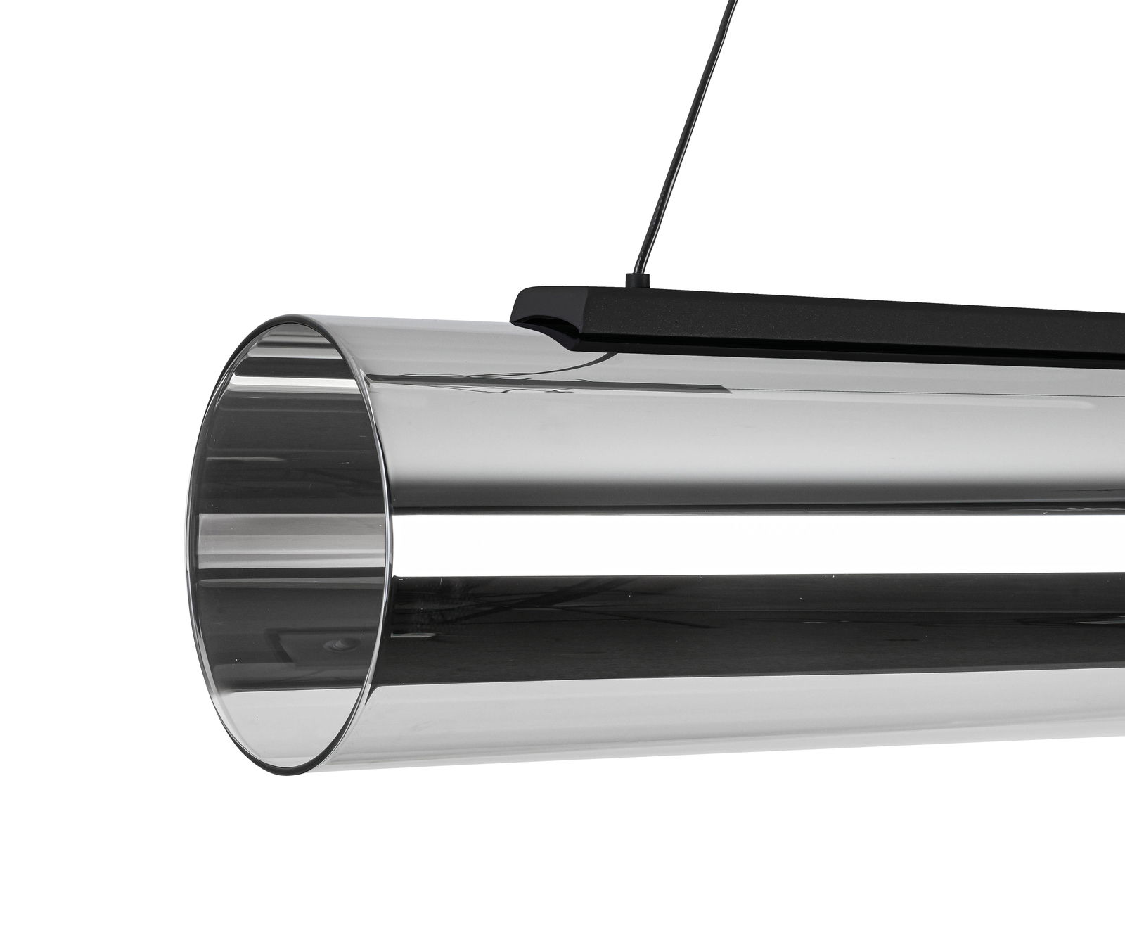 Nahaufnahme einer modernen LED-Hängeleuchte mit zylindrischem, transparentem Schirm und schwarzer Aufhängung.
