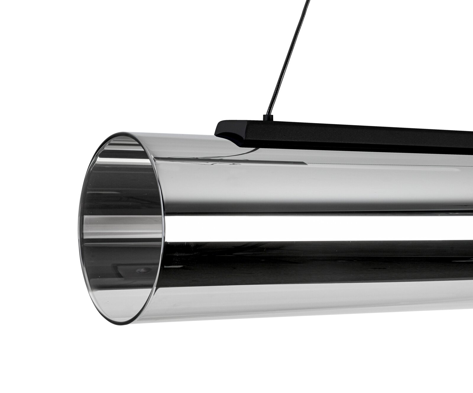 Close-up van een moderne LED-hanglamp met een cilindrische, transparante kap en een zwarte ophanging.