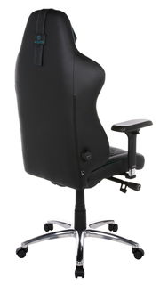 Rückansicht eines schwarzen Gaming-Stuhls mit verstellbaren Armlehnen und einem stabilen Metallfuß auf Rollen.