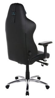 Rückansicht eines schwarzen Gaming-Stuhls mit verstellbaren Armlehnen und einem stabilen Metallfuß auf Rollen.