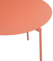 Runder Beistelltisch in Korallenfarbe, Nahaufnahme von oben mit Fokus auf die Tischplatte und ein Tischbein.