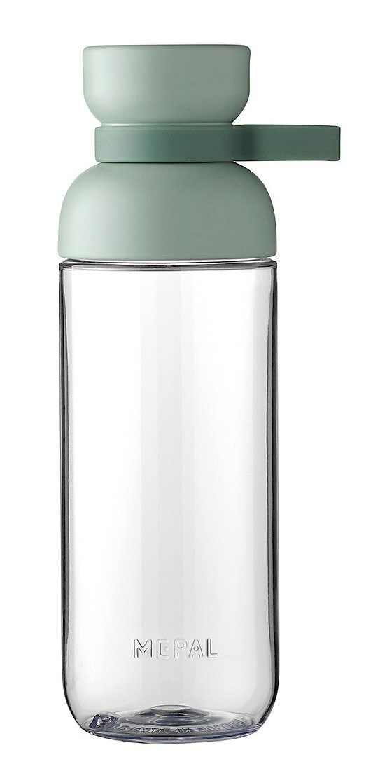 Transparente Trinkflasche mit mintgrünem Deckel und Tragegriff, frontal fotografiert