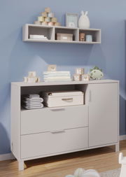 Babyzimmermöbel-Set mit Kommode und Wandregal, seitliche Perspektive