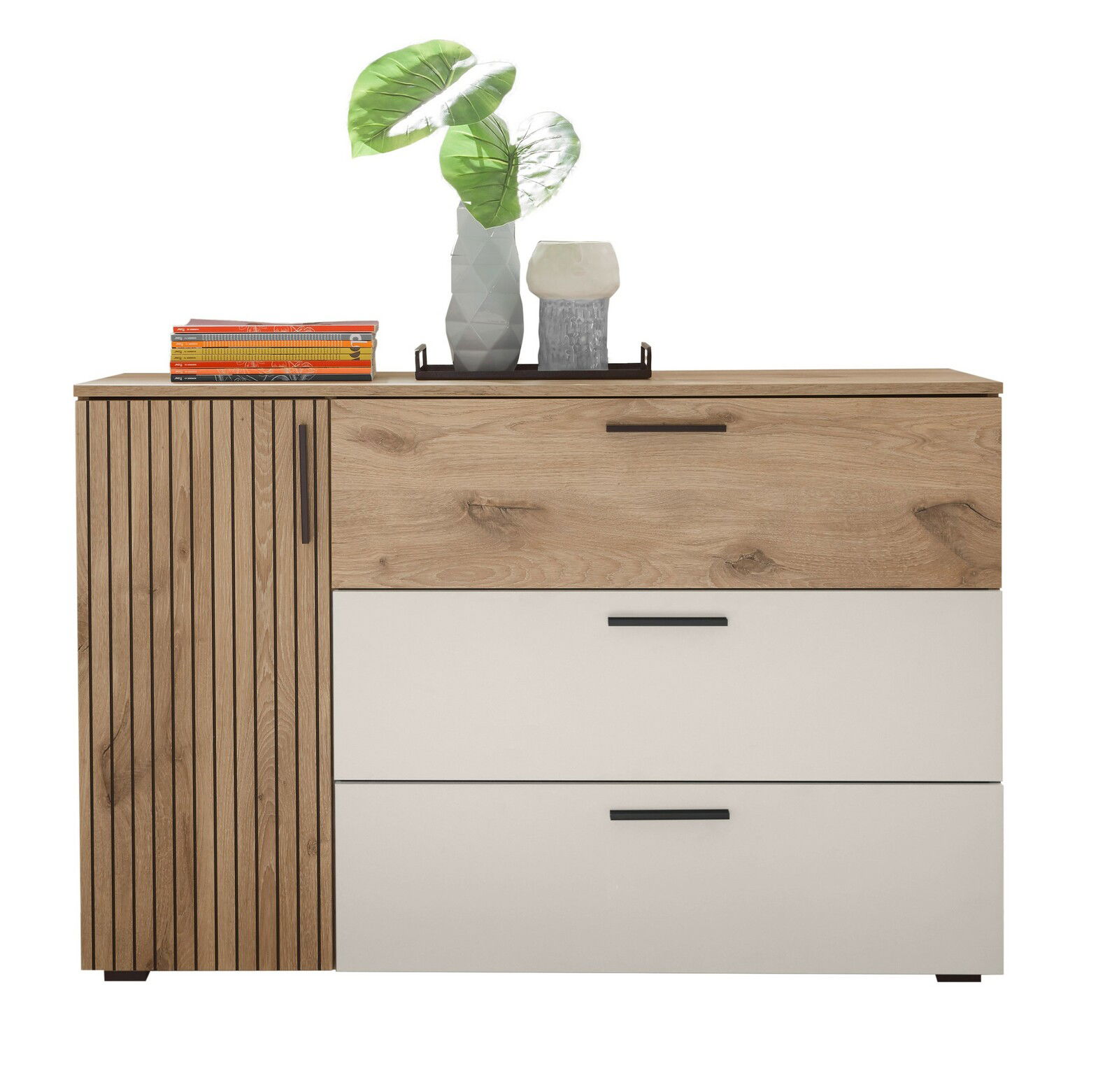 Kommode mit Holz- und Weißtönen, zwei Schubladen und einer Tür, dekoriert mit Pflanzen und Büchern, Frontalansicht.