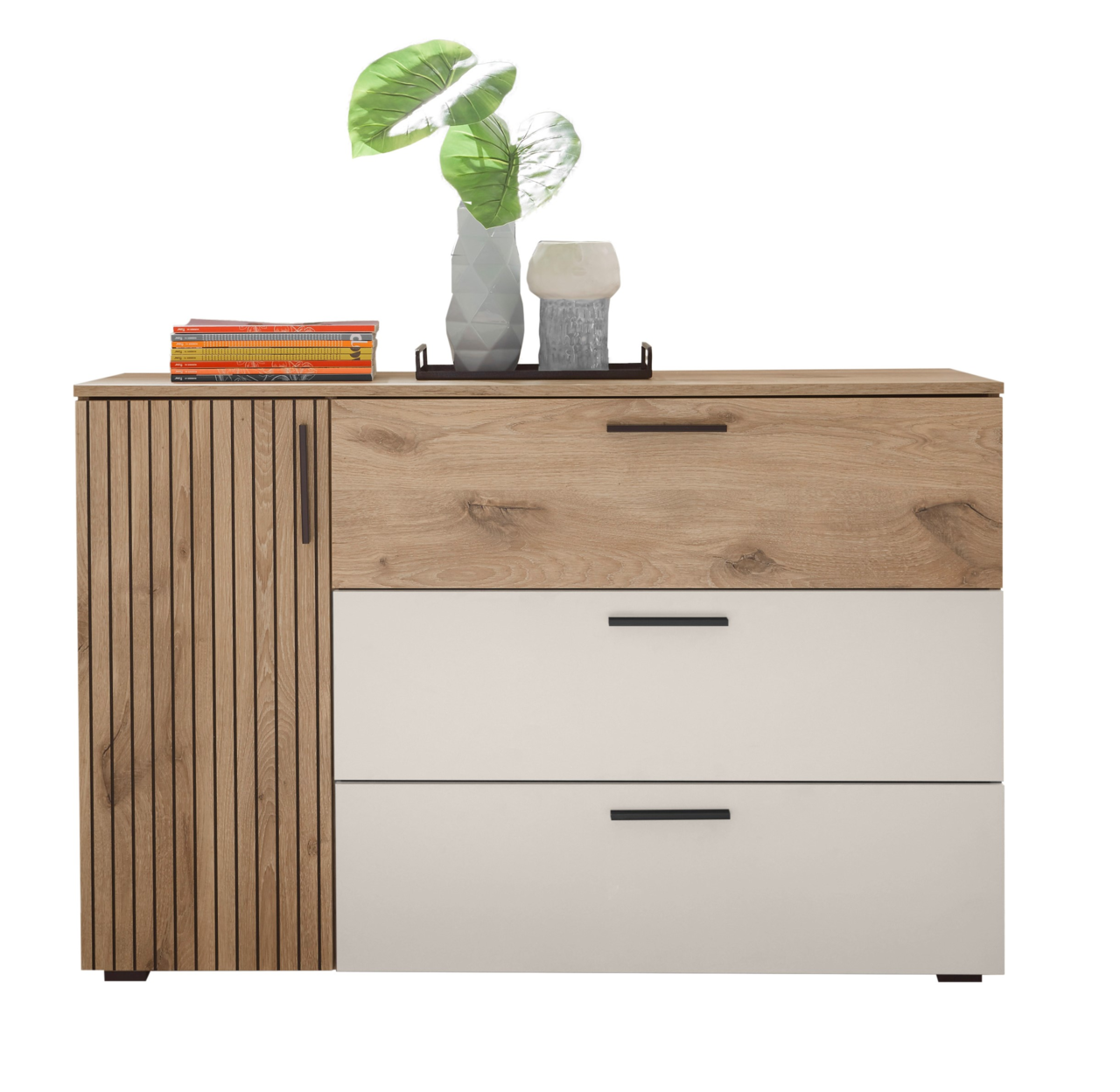 Kommode mit Holz- und Weißtönen, zwei Schubladen und einer Tür, dekoriert mit Pflanzen und Büchern, Frontalansicht.