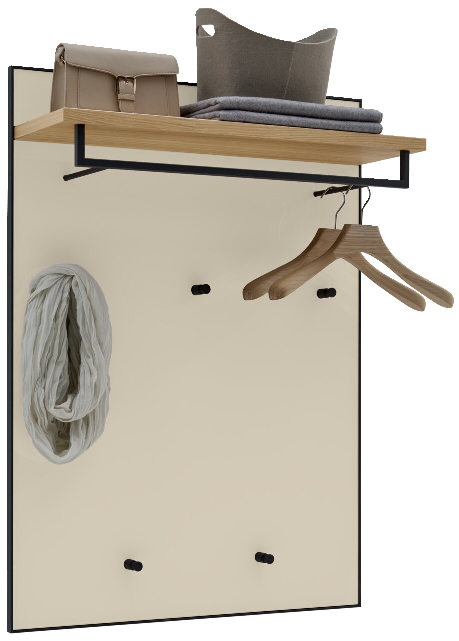 Garderobenpaneel in Frontalansicht mit Holzablage, Kleiderstange und Haken, dekoriert mit Tasche, Tüchern und Kleiderbügeln.