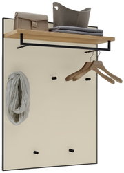 Kastpaneel in vooraanzicht met houten plank, kledingstang en haken, versierd met een tas, doeken en kleerhangers.