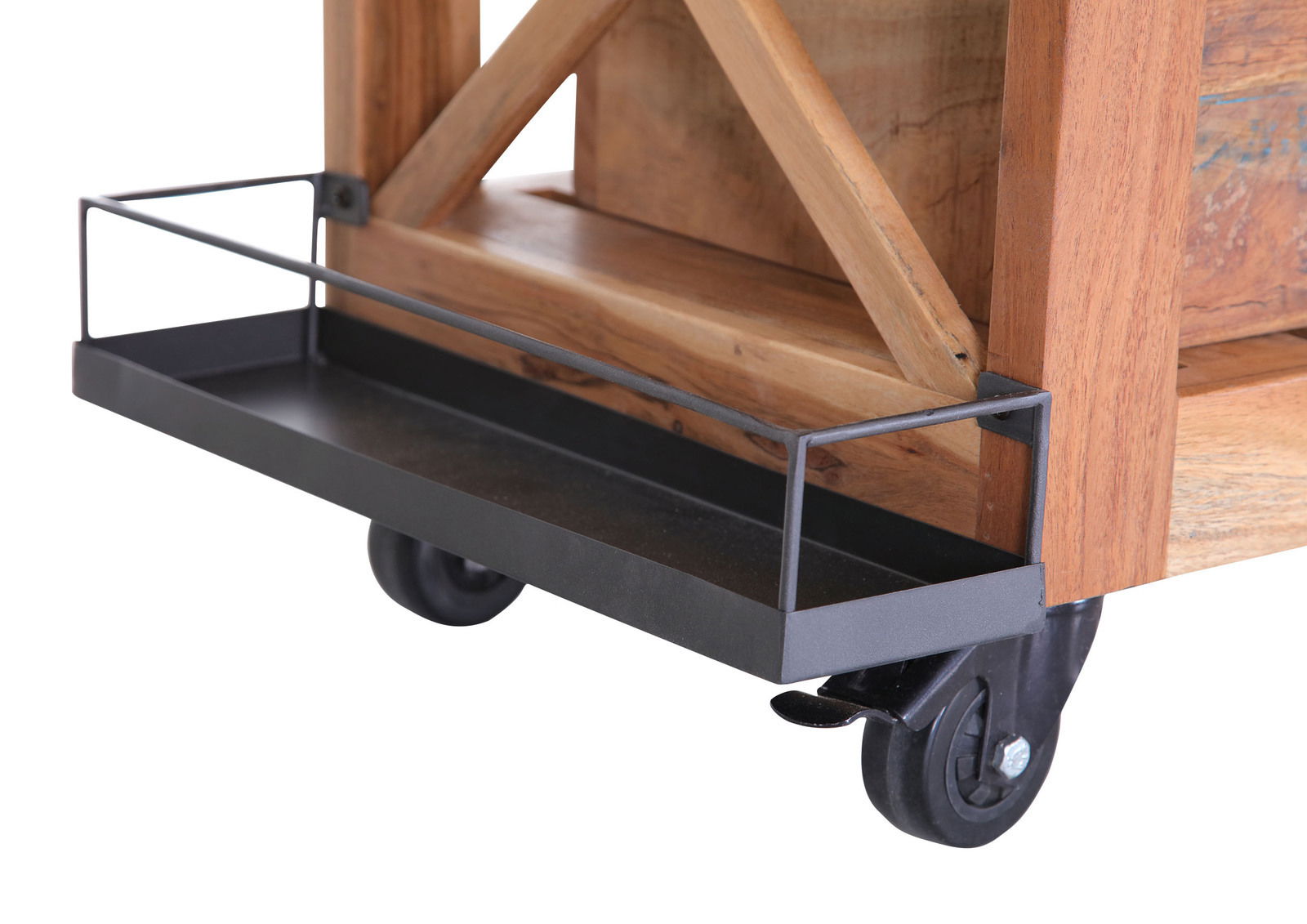 Nahaufnahme eines Servierwagens mit Holz- und Metallelementen, seitliche Perspektive auf das untere Regal mit Rollen.
