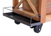 Nahaufnahme eines Servierwagens mit Holz- und Metallelementen, seitliche Perspektive auf das untere Regal mit Rollen.