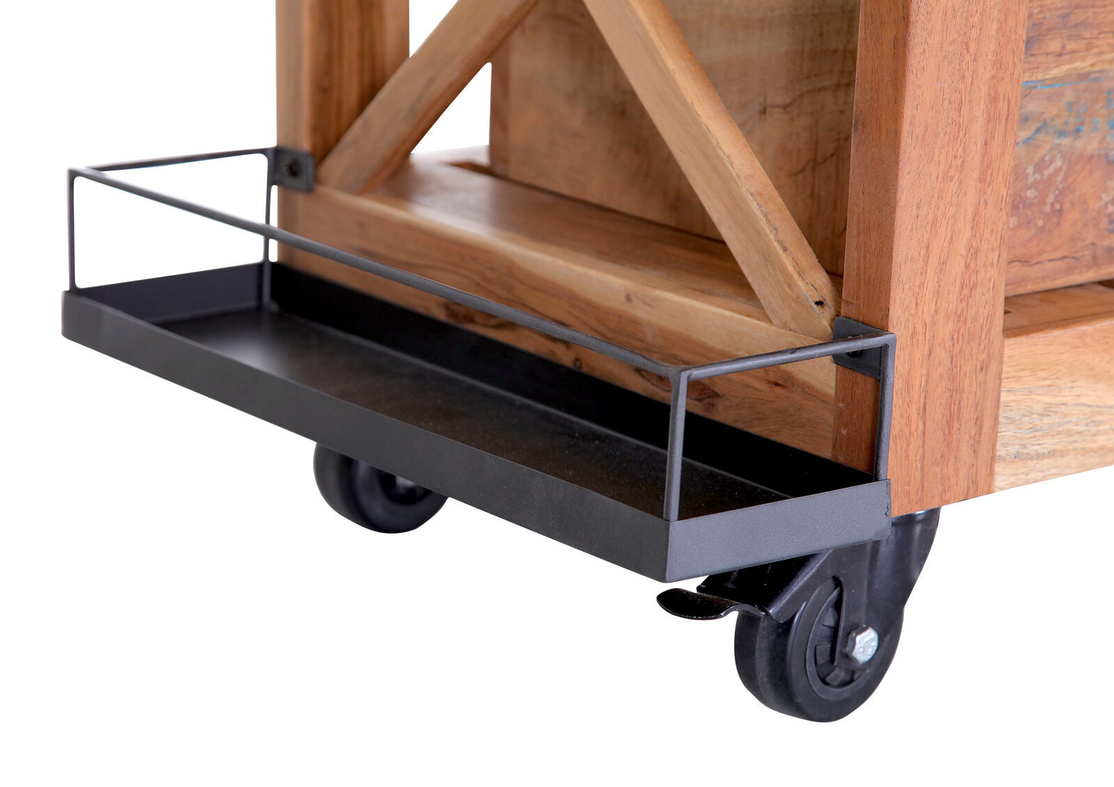 Nahaufnahme eines Servierwagens mit Holz- und Metallelementen, seitliche Perspektive auf das untere Regal mit Rollen.