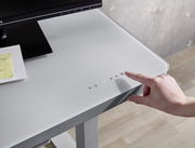 Moderner E-Schreibtisch mit Glasoberfläche und Touch-Bedienfeld, seitliche Perspektive